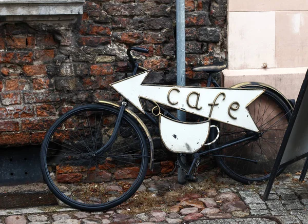 Polonya, Torun, 17 Şubat 2017: Cafe işareti ok beyaz cu