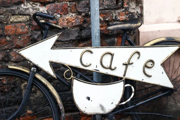 POLONIA, TORUN, 17 de febrero de 2017: La flecha del cartel del café con un cu blanco —  Fotos de Stock