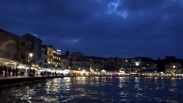 De Venetiaanse haven van Chania nachts — Stockvideo