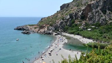 Girit 'in güneyindeki Preveli gölü ve plajı