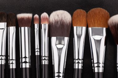 Makyaj fırçaları siyah deri arka plan ayarla