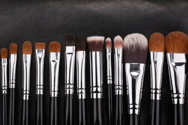 Makyaj fırçaları siyah deri arka plan ayarla