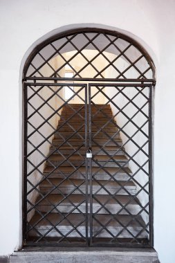 Eski metal kapı merdiven ile. Izgara