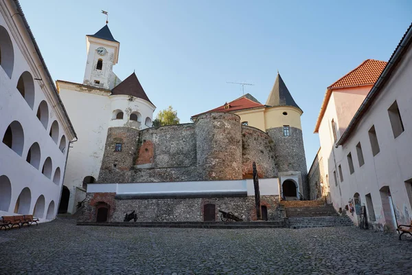 Eski kale Palanok Mukachevo içinde. Ukrayna. Transcarpathia