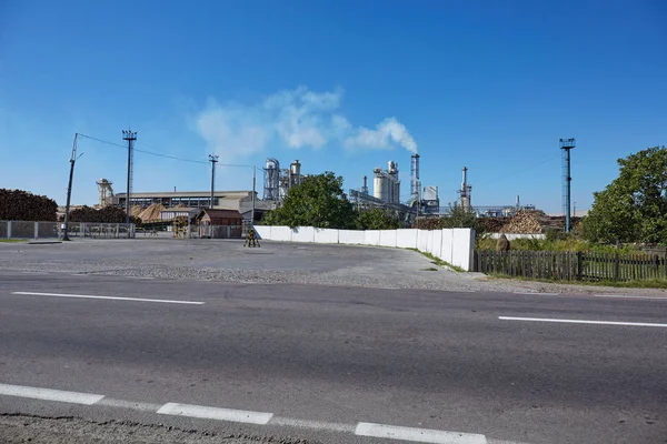 Fábrica de madeira com chaminés para fumar — Fotografia de Stock