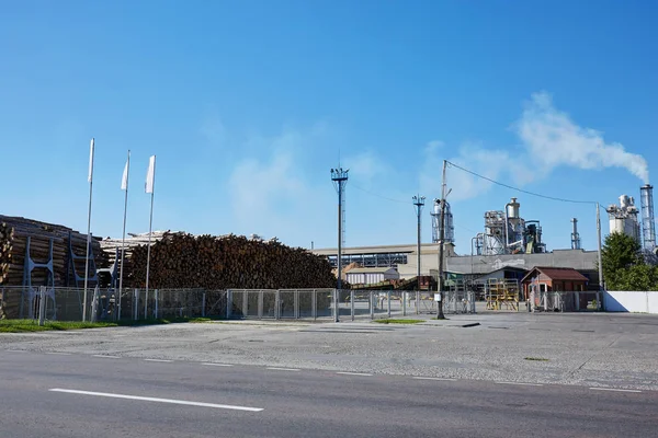 Fábrica de madeira com chaminés para fumar — Fotografia de Stock