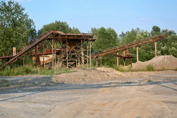 Ancienne usine de concassage de pierre. Moulin à gravier — Photo