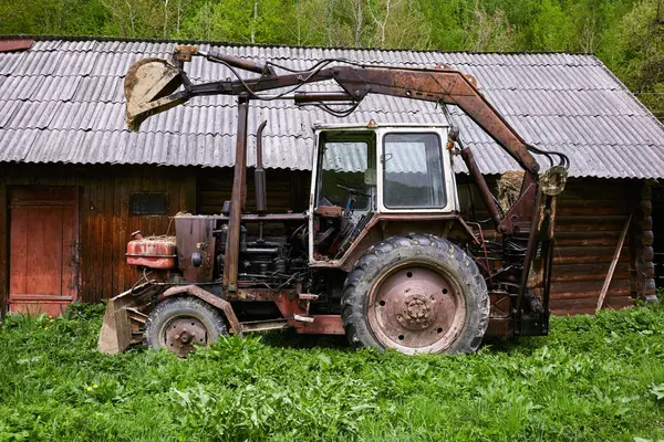 Viejo tractor oxidado con cubo de arrastre —  Fotos de Stock