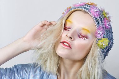 Derma makyaj parlak şapkalı olan, genç kız