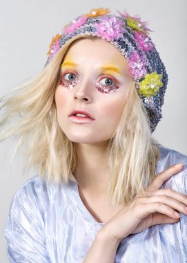 Derma makyaj parlak şapkalı olan, genç kız
