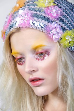 Derma makyaj parlak şapkalı olan, genç kız