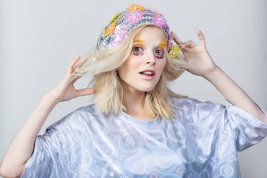 Derma makyaj parlak şapkalı olan, genç kız