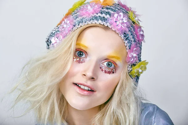 Chica joven con maquillaje colorido en sombrero espumoso — Foto de Stock