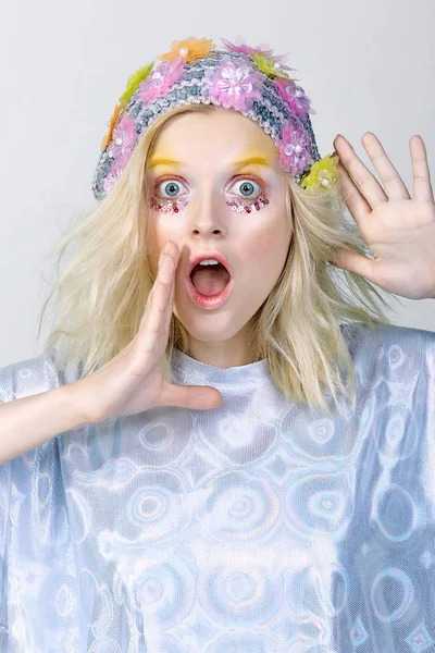 Derma makyaj parlak şapkalı olan, genç kız