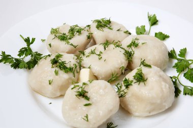 Hıngel maydanoz ve dereotu ile beyaz plaka üzerinde