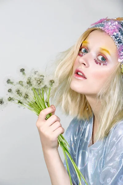 Karahindiba ile köpüklü şapkalı genç kız