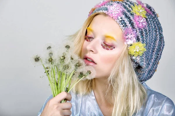 Karahindiba ile köpüklü şapkalı genç kız