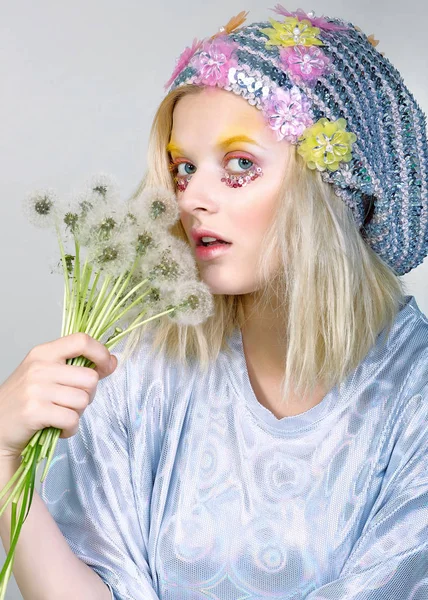 Karahindiba ile köpüklü şapkalı genç kız