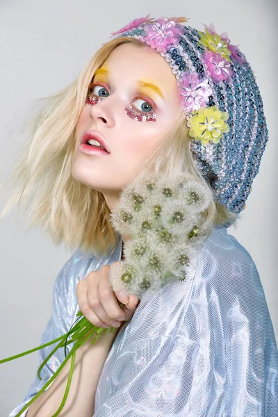 Karahindiba ile köpüklü şapkalı genç kız