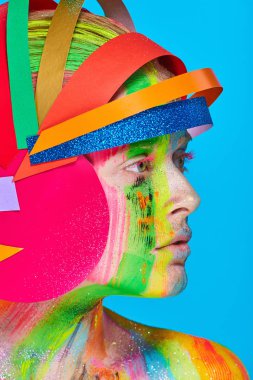 Çok renkli kask içinde soyut renkli makyaj ile model