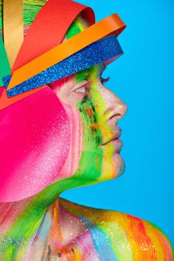 Çok renkli kask içinde soyut renkli makyaj ile model