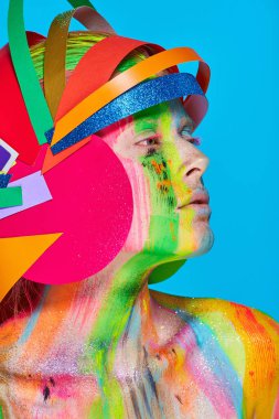 Çok renkli kask içinde soyut renkli makyaj ile model