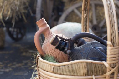 kabak ve saman üzerinde arka plan ile sepet içinde farklı seramik crocks