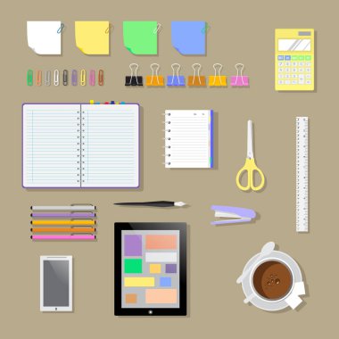 Düz ofis işyeri ortamı, araçlar ve gerekli. Çeşitli