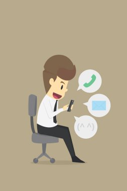 İletişim kurmak için bir akıllı telefon kullanan iş adamı