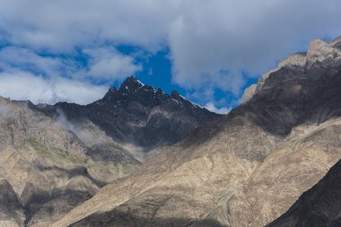 Ladakh, Hindistan, Asya'nın Nubra Vadisi'nden görüldüğü gibi dağ zirveleri