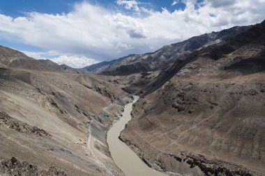 Indus Nehri Vadisi Ladakh, Hindistan, Asya'nın üzerinden akan
