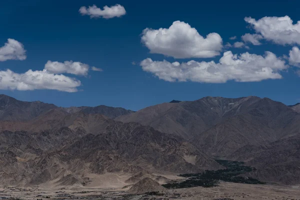 Asentamiento en las estribaciones de las montañas del Himalaya en Ladakh . —  Fotos de Stock