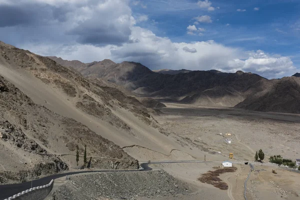 Uma estrada em terreno montanhoso estéril de Ladakh tomada de um mosteiro . — Fotografia de Stock