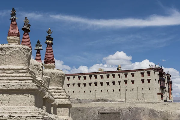 Buddhist chortens in front of Leh palace — Stock Photo, Image