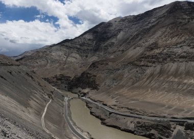 gorge Ladakh, Hindistan, Asya'nın üzerinden akan Indus Nehri üzerinde köprü