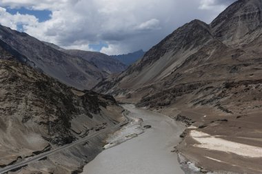 Zanskar gorge Leh, Ladakh, Hindistan, Asya'nın üzerinden akan Zanskar Nehri.