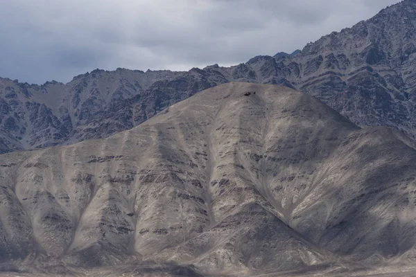 Helicóptero volando a través del paisaje montañoso de Ladakh . —  Fotos de Stock