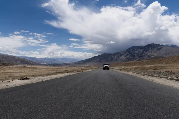 Samochód ciężarowy na prostej drodze w ladakh — Zdjęcie stockowe