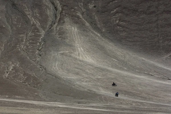 Duas motocicletas na colina magnética em Leh, ladakh, Índia, Ásia — Fotografia de Stock