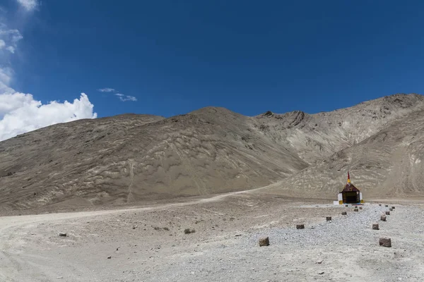 Templo en ladakh paisaje; cerca de la colina magnética —  Fotos de Stock