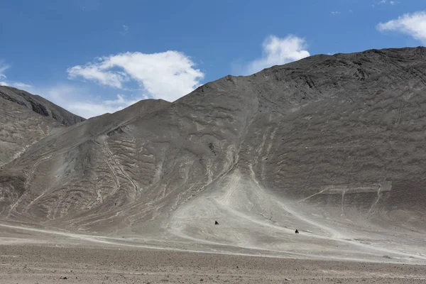Dos motocicletas en la colina magnética en Leh, ladakh, India, Asia —  Fotos de Stock