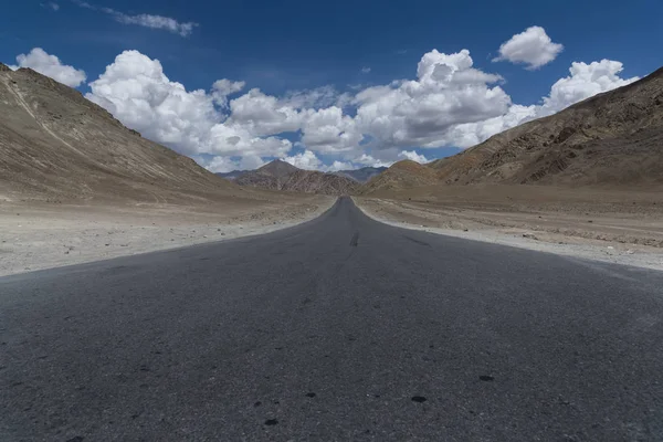Ladakh, Hindistan, Asya'nın dağ arazi düz yol