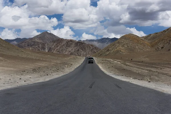 dağ arazi düz bir yolda kamyon