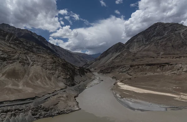 Zanskar gorge Leh, Ladakh, Hindistan, Asya'nın üzerinden akan Zanskar Nehri.