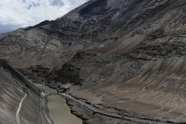 Most przez rzekę Indus przepływający przez george w Ladakh w Indiach, Azji — Zdjęcie stockowe