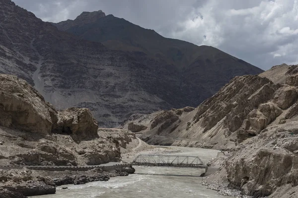 Puente sobre el río Zanskar que fluye a través de la garganta en el paisaje ladakh —  Fotos de Stock
