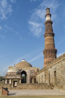 Qutub Minar ve Alai Darwaza Şah Mehrauli içinde karmaşık içinde