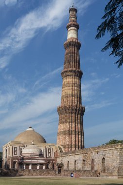 Qutub Minar ve Alai Darwaza Şah Mehrauli içinde karmaşık içinde