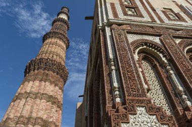 Qutub Minar ve karmaşık kakma Alai Darwaza Şah Mehrauli içinde karmaşık içinde çalışma