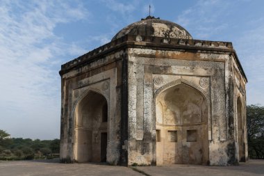 Quli Han mezarı veya Mehrauli arkeolojik park Metcalfe ev.